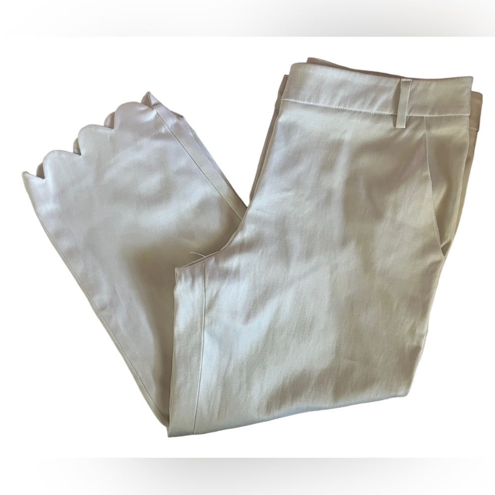 Zac & Rachel white Capri scalloped pants. Like new. Size 10.